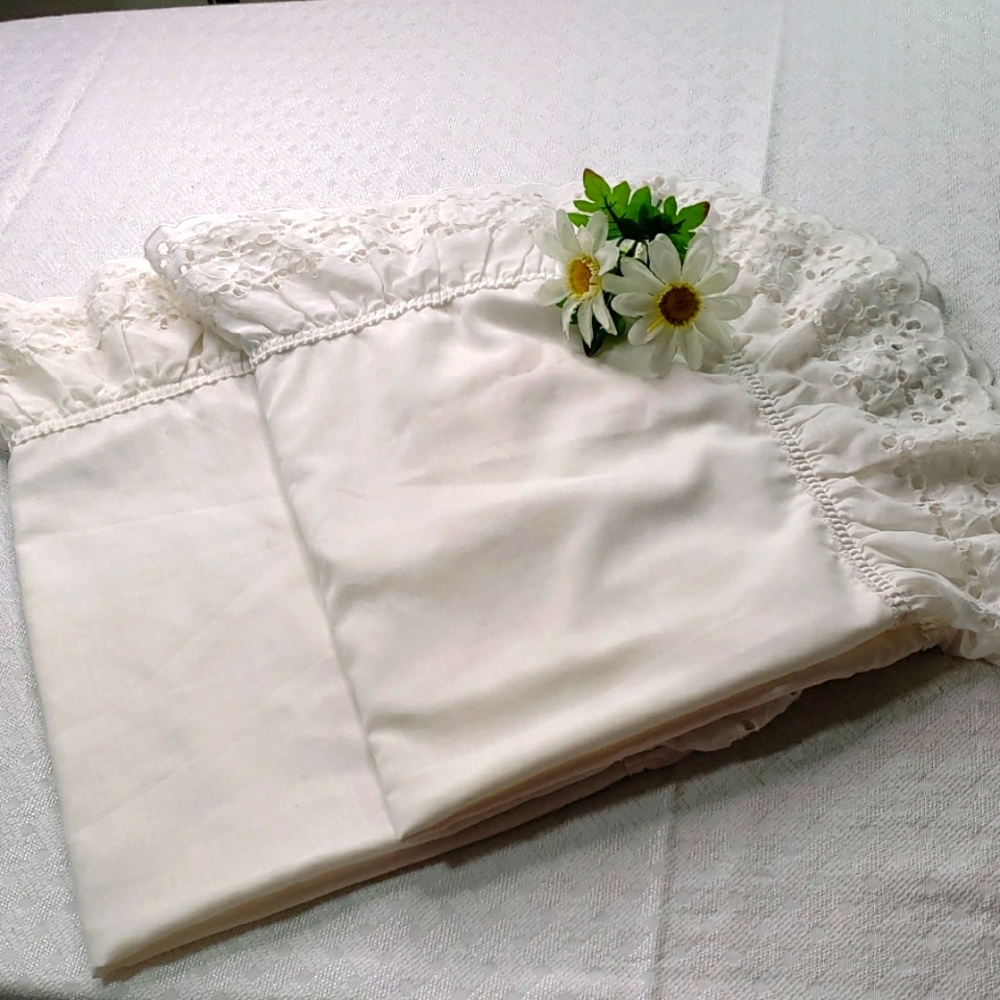Vintage Pillowshams White E6yelet Trimmed
